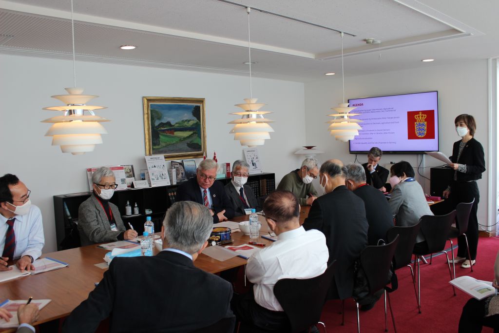 On a sunny afternoon of March 17th, 14 members of the Japanese Agricultural Journalist’s Association, JAJA, attended a briefing conducted at the Danish Embassy to increase understanding of Danish agriculture prior to the Congress in July.